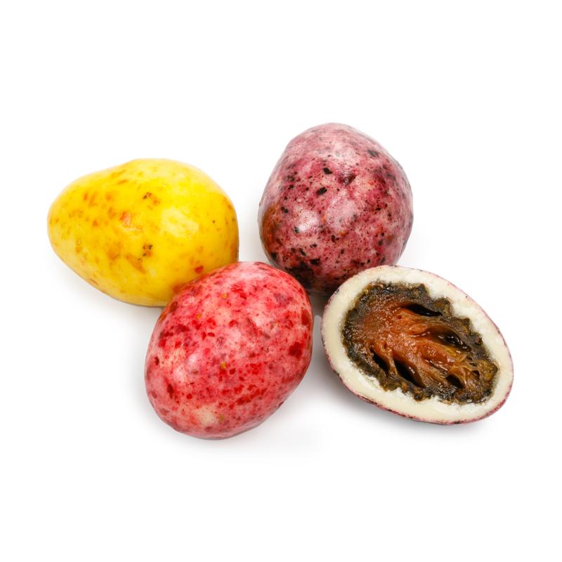 Сосновые шишки в белом шоколаде с таежными ягодами