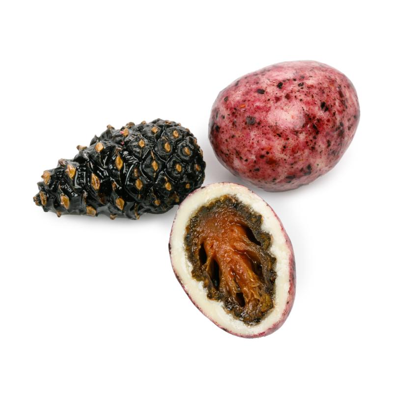 Сосновые шишки в белом шоколаде с черникой и смородиной